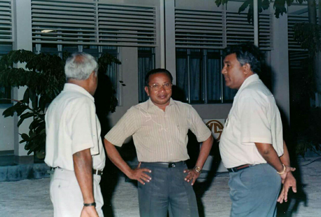 އުމަރު ޒާހިރު (މ) އިންފޮމޭޝަން މިނިސްޓަރު ސަމަރުބުލޫ އިބްރާހިމް މަނިކުއާ އެކު.