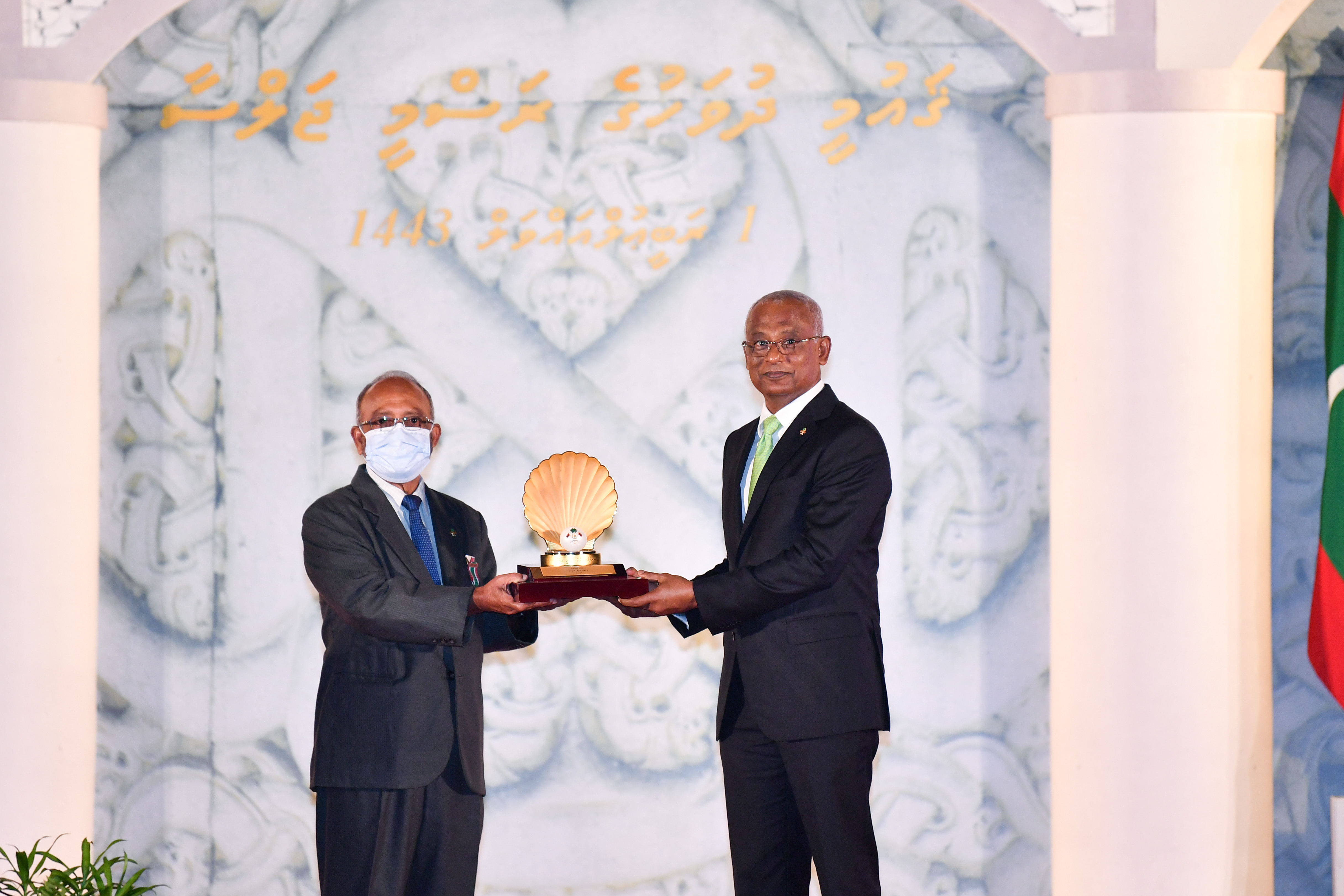 އޮކްޓޯބަރު 6، 2021: ސިއްހީ ދާއިރާއިން ޝަރަފުވެރިކަމުގެ ގައުމީ އިނާމު ލިބިވަޑައިގެންނެވި މއ. އެވޭލާގޭ، ޑރ. ޙާމިދު ރަޝީދުއާ، ރައީސް އިބްރާހިމް މުހައްމަދު ސޯލިހު އިނާމު ހަވާލުކޮށް ދެއްވަނީ -- ފޮޓޯ: ރައީސް އޮފީސް
