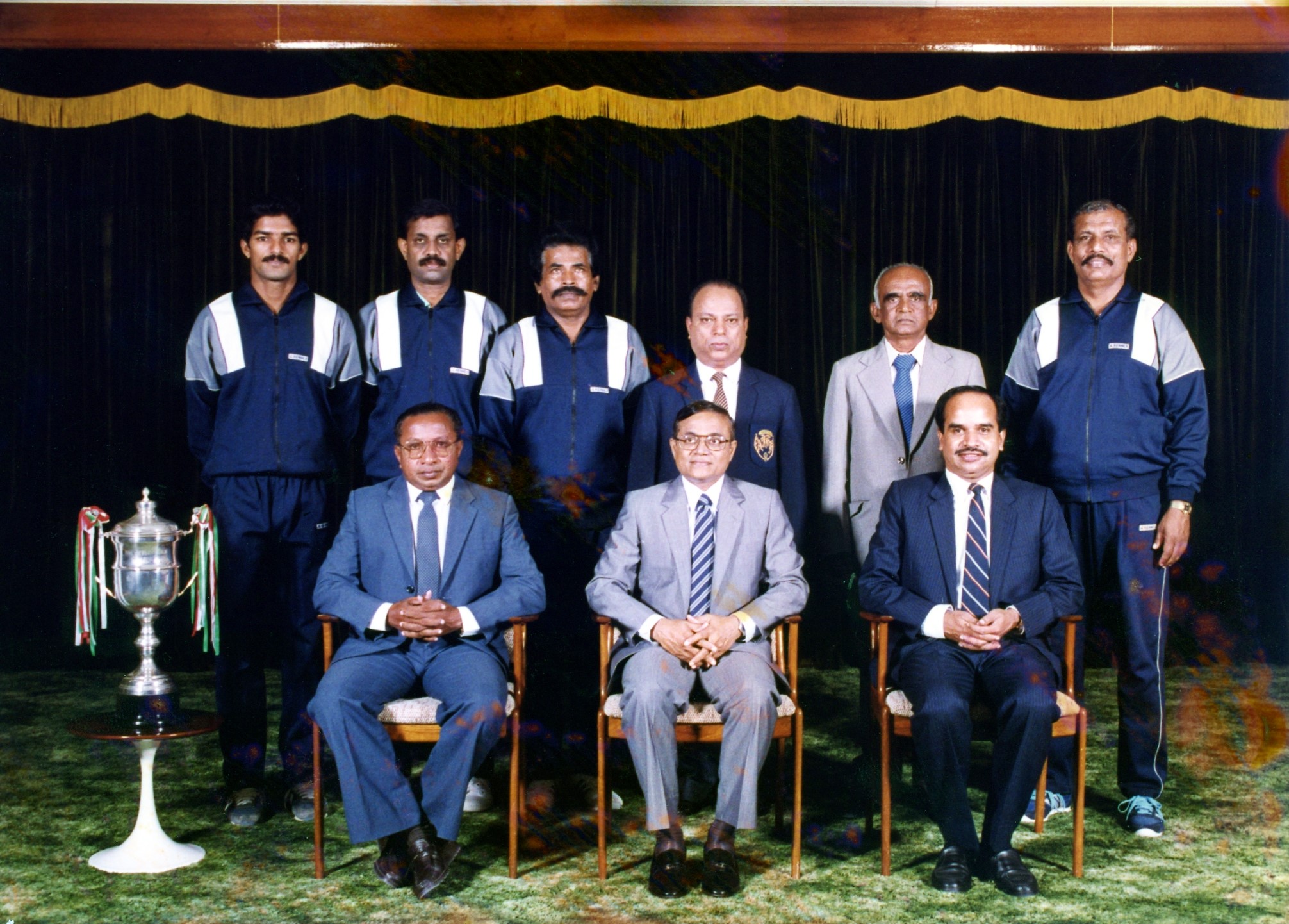 ބޭރުގެ ކުޅިވަރު ޓީމެއްގެ މެމްބަރުންނާ އެކު އުމަރު ޒާހިރު އާއި ރައީސް މައުމޫން ގްރޫޕް ފޮޓޯއެއްގައި.