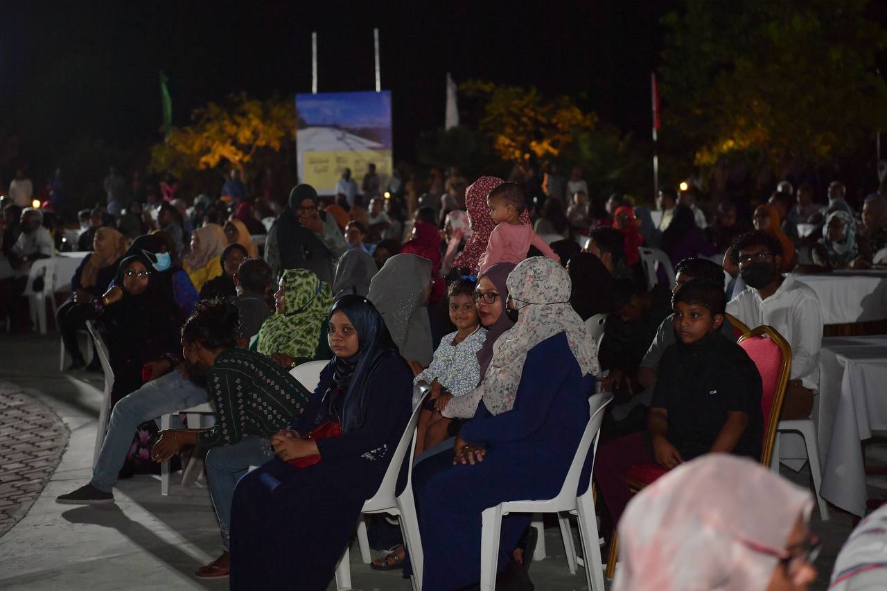 އައްޑޫ ސިޓީ އަދި ފުވައްމުލައް ސިޓީއަށް ރައީސް އިބްރާހިމް މުހައްމަދު ސޯލިހު ނިމިދިޔަ ހަފުތާގެ ބަންދުގައި ވަނީ ރަސްމީ ދަތުރުފުޅެއް ކުރައްވާފަ އެވެ. މި ދަތުރުފުޅުގައި އެންމެ ފާހަގަކޮށްލެވޭ ހަރަކާތަކަށް އޮތީ, ދެ ސިޓީގެ ރައްޔިތުންނަށް ރައީސް ދެއްވި މާހެފުމެވެ. އެ މާހެފުމުގައި ގިނަ ރައްޔިތުންތަކެއް ބައިވެރިވިއިރު ރައީސް ވަނީ ދެ ސިޓީގެ ތަރައްގީއަށް ކުރައްވާނެ ގިނަ މަޝްރޫއުތަކެއް އިއުލާން ކުރައްވާފަ އެވެ. އަދި އޭގެ ފަހުން ވަކިވަކިން ކޮންމެ މޭޒެއް ކައިރިއަށް ވަޑައިގެން އެތަނަށް ދިޔަ ރައްޔިތުންނާ ގާތުން ބައްދަލުކުރައްވާފަ އެވެ. ރައްޔިތުންނާއެކު ގިނަ ވަގުތުތަކެއް ރައީސް ހޭދަކުރެއްވިއިރު, އެމީހުންގެ ޝަކުވާ އާއި ކަންބޮޑުވުންތައް އަަދި ހިޔާލުތައް ހޯއްދެވި އެވެ. ރައީސްއާއެކު ކުރެވުނު އެ ބައްދަލުވުންވީ އެތަނަށް ދިޔަ ކޮންމެ ރައްޔިތަކަށް ވެސް ހާއްސަވި ބައްދަލުވުމަކަށެވެ. - ފޮޓޯ: މުންޝިދު / ރައީސް އޮފީސް 