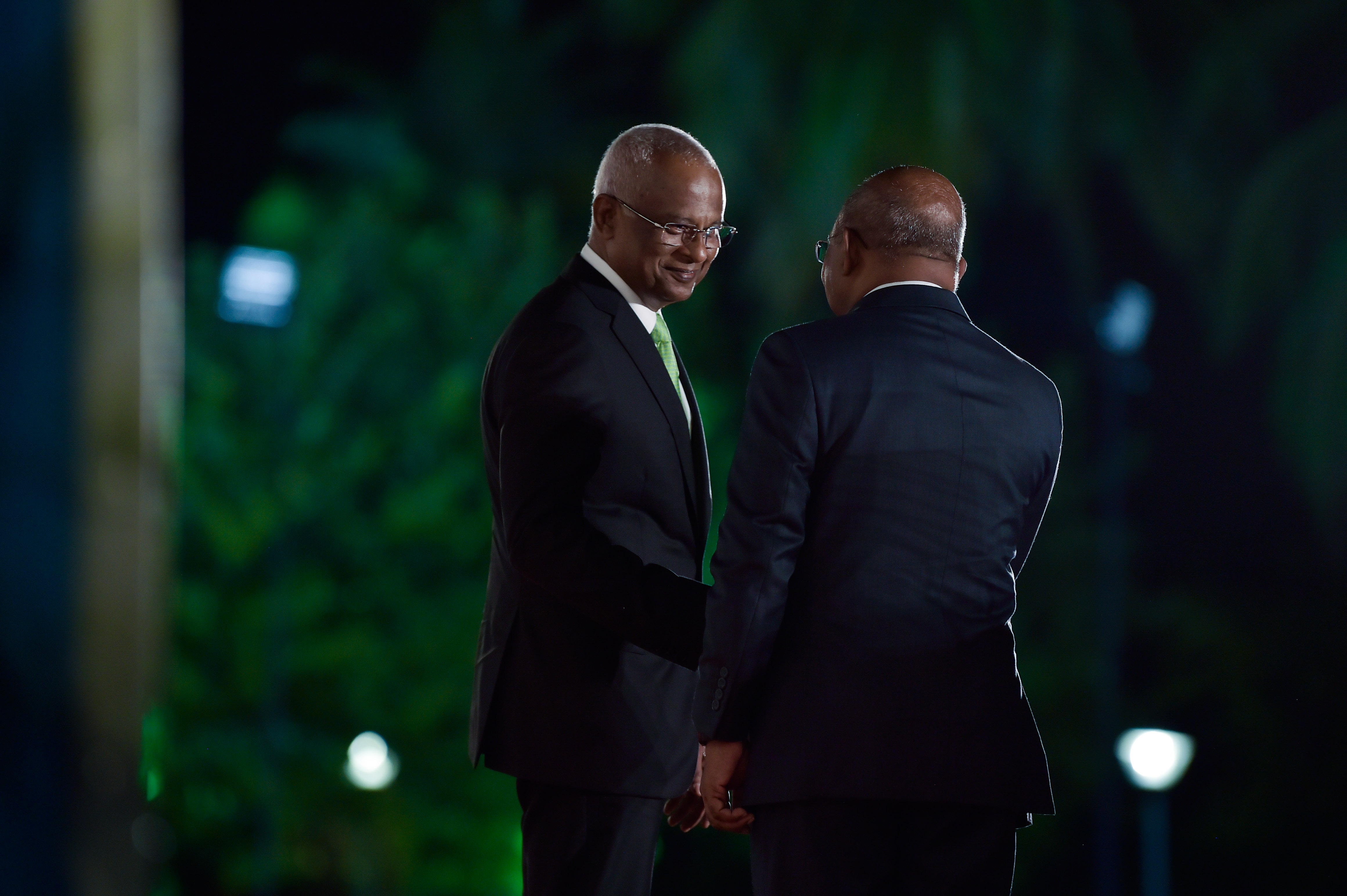 އޮކްޓޯބަރު 6، 2021: އެކުވެރި ދައުލަތްތަކުގެ އާންމު މަޖިލީހުގެ 76 ވަނަ ސެޝަންގެ ރައީސް އަދި ރާއްޖޭގެ މިނިސްޓަ އޮފް ފޮރިން އެފެއާޒް އަބްދުﷲ ޝާހިދަށް ރައީސުލްޖުމްހޫރިއްޔާ އިބްރާހިމް މުހައްމަދު ސޯލިހް، ނިޝާން އިއްޒުއްދީނުގެ އިއްޒަތުގެ ވެރިކަމުގެ ލަގަބު އަރުވުމުގެ ކުރިން ސްޓޭޖް މަތީގައި.-- ފޮޓޯ: ރައީސް އޮފީސް 