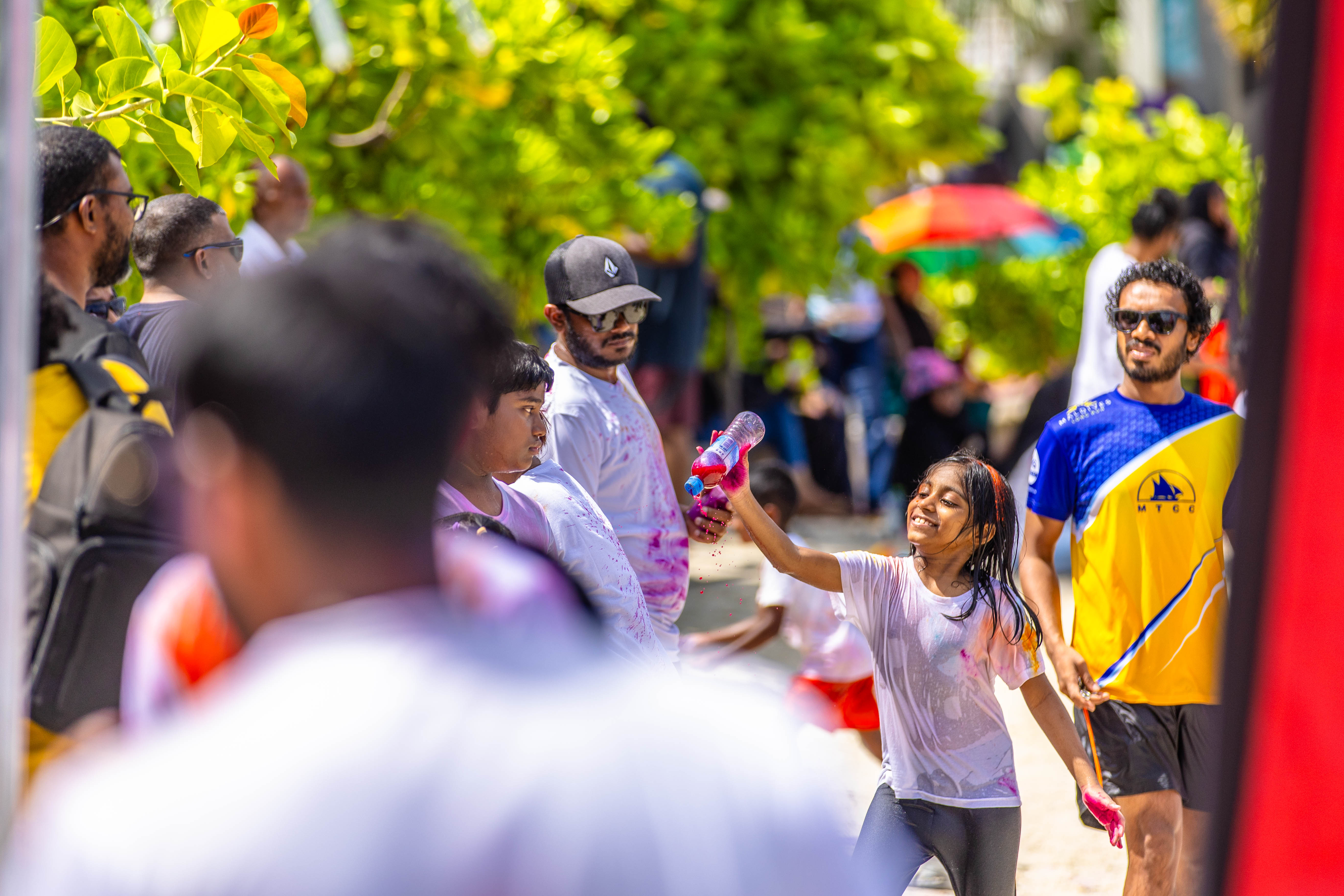 10 އޭޕްރިލް، 2024 - ފިތުރު އީދު ފާހަގަ ކުރުމުގެ ގޮތުން މިއަދު މާލޭގައި މާލެ ސިޓީ ކައުންސިލުން އިންތިޒާމުކުރި ފެން ކުޅީގައި ޒުވާން ފުރައިގެ ކުދިންތަކެއް ބައިވެރިވަނީ. ފެނުގެ އިތުރުން އެ ހަރަކާތުގައި ތުއްތު ކުދިން ވަނީ ކުލަ ވެސް ކުޅެފައި -- ފޮޓޯ: އިޔާދު އަބްދުލްވައްހާބު / އަދަދު