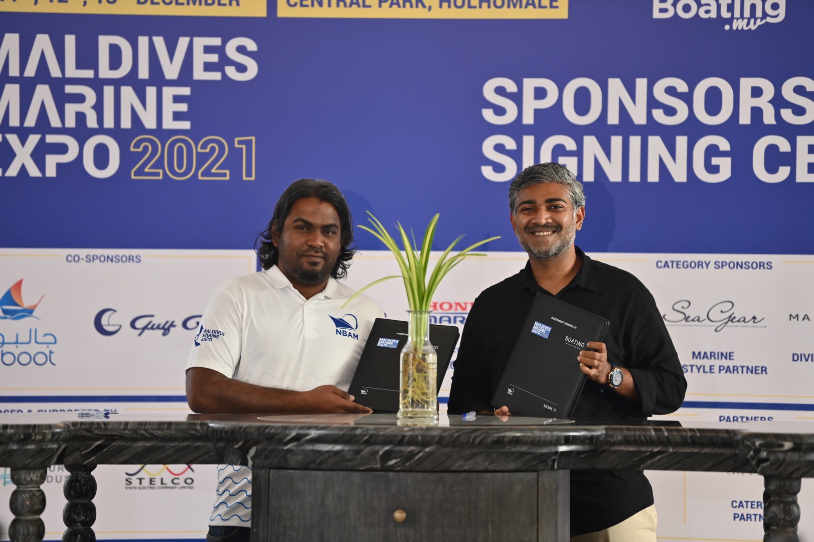 ނޮވެމްބަރު 28، 2021: މެރިން އެކްސްޕޯގެ އޮފިޝަލް ފިއުލް ސަޕްލަޔަ ވިލާ ފިއުލްއާއެކު ސޮއިކުރުމަށް ފަހު އެއްބަސްވުން ދައްކާލަނީ-- ފޮޓޯ: މީޑިއަމް