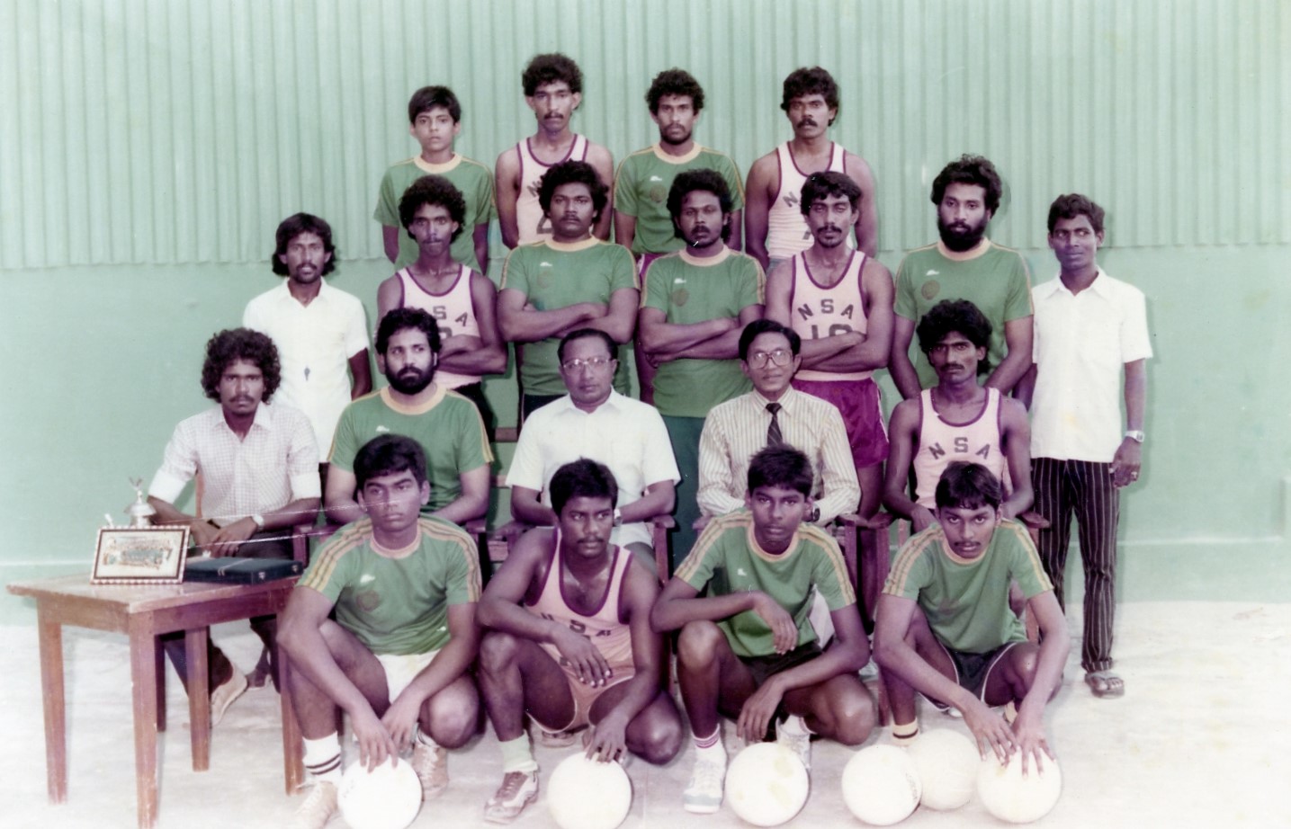 އެންއެސްއޭގެ ވޮލީބޯޅަ ޓީމުގެ މެމްބަރުންނާ އެކު އުމަރު ޒާހިރު އަދި އެމަނިކުފާނުގެ ބޭބެ ޒާހިރު ނަސީރު ގްރޫޕް ފޮޓޯއެއްގައި.