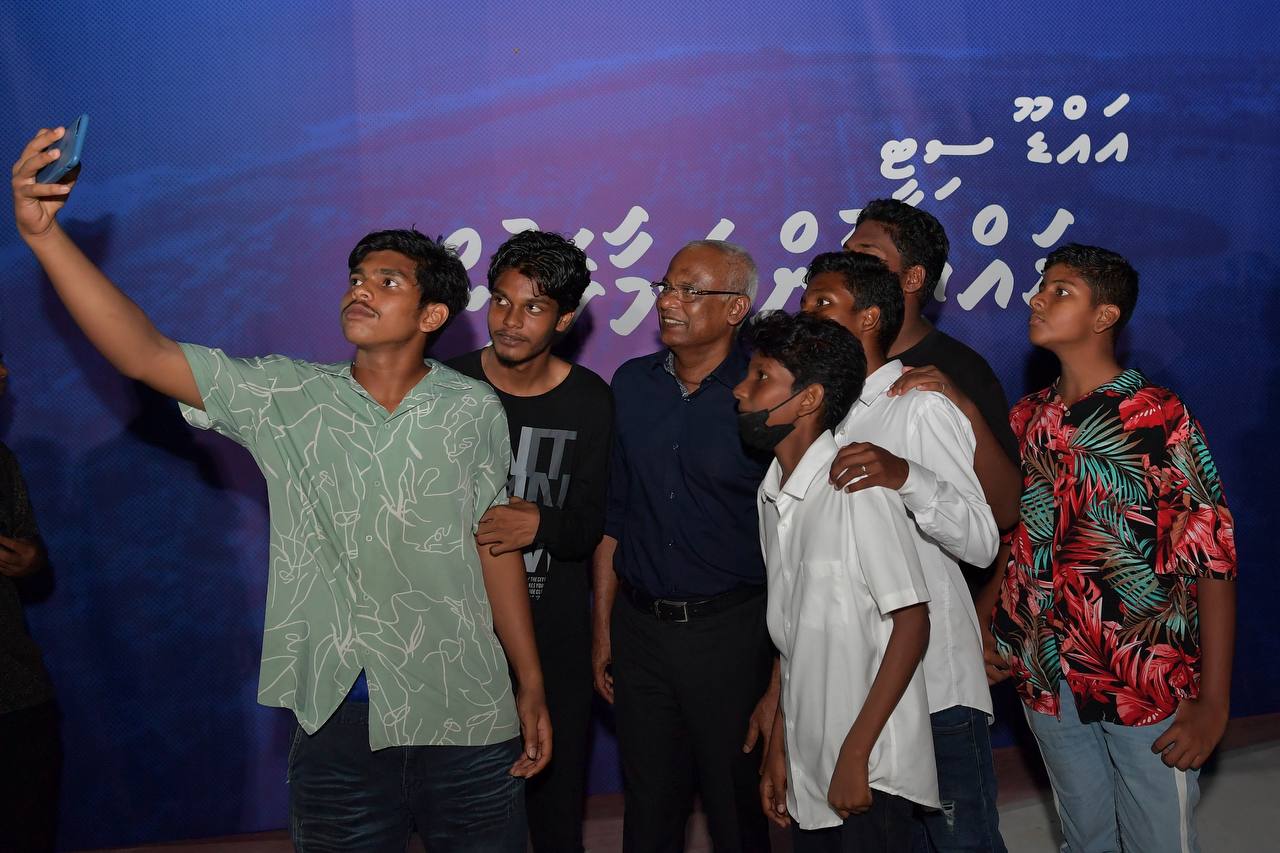 އައްޑޫ ސިޓީ އަދި ފުވައްމުލައް ސިޓީއަށް ރައީސް އިބްރާހިމް މުހައްމަދު ސޯލިހު ނިމިދިޔަ ހަފުތާގެ ބަންދުގައި ވަނީ ރަސްމީ ދަތުރުފުޅެއް ކުރައްވާފަ އެވެ. މި ދަތުރުފުޅުގައި އެންމެ ފާހަގަކޮށްލެވޭ ހަރަކާތަކަށް އޮތީ, ދެ ސިޓީގެ ރައްޔިތުންނަށް ރައީސް ދެއްވި މާހެފުމެވެ. އެ މާހެފުމުގައި ގިނަ ރައްޔިތުންތަކެއް ބައިވެރިވިއިރު ރައީސް ވަނީ ދެ ސިޓީގެ ތަރައްގީއަށް ކުރައްވާނެ ގިނަ މަޝްރޫއުތަކެއް އިއުލާން ކުރައްވާފަ އެވެ. އަދި އޭގެ ފަހުން ވަކިވަކިން ކޮންމެ މޭޒެއް ކައިރިއަށް ވަޑައިގެން އެތަނަށް ދިޔަ ރައްޔިތުންނާ ގާތުން ބައްދަލުކުރައްވާފަ އެވެ. ރައްޔިތުންނާއެކު ގިނަ ވަގުތުތަކެއް ރައީސް ހޭދަކުރެއްވިއިރު, އެމީހުންގެ ޝަކުވާ އާއި ކަންބޮޑުވުންތައް އަަދި ހިޔާލުތައް ހޯއްދެވި އެވެ. ރައީސްއާއެކު ކުރެވުނު އެ ބައްދަލުވުންވީ އެތަނަށް ދިޔަ ކޮންމެ ރައްޔިތަކަށް ވެސް ހާއްސަވި ބައްދަލުވުމަކަށެވެ. - ފޮޓޯ: މުންޝިދު / ރައީސް އޮފީސް 