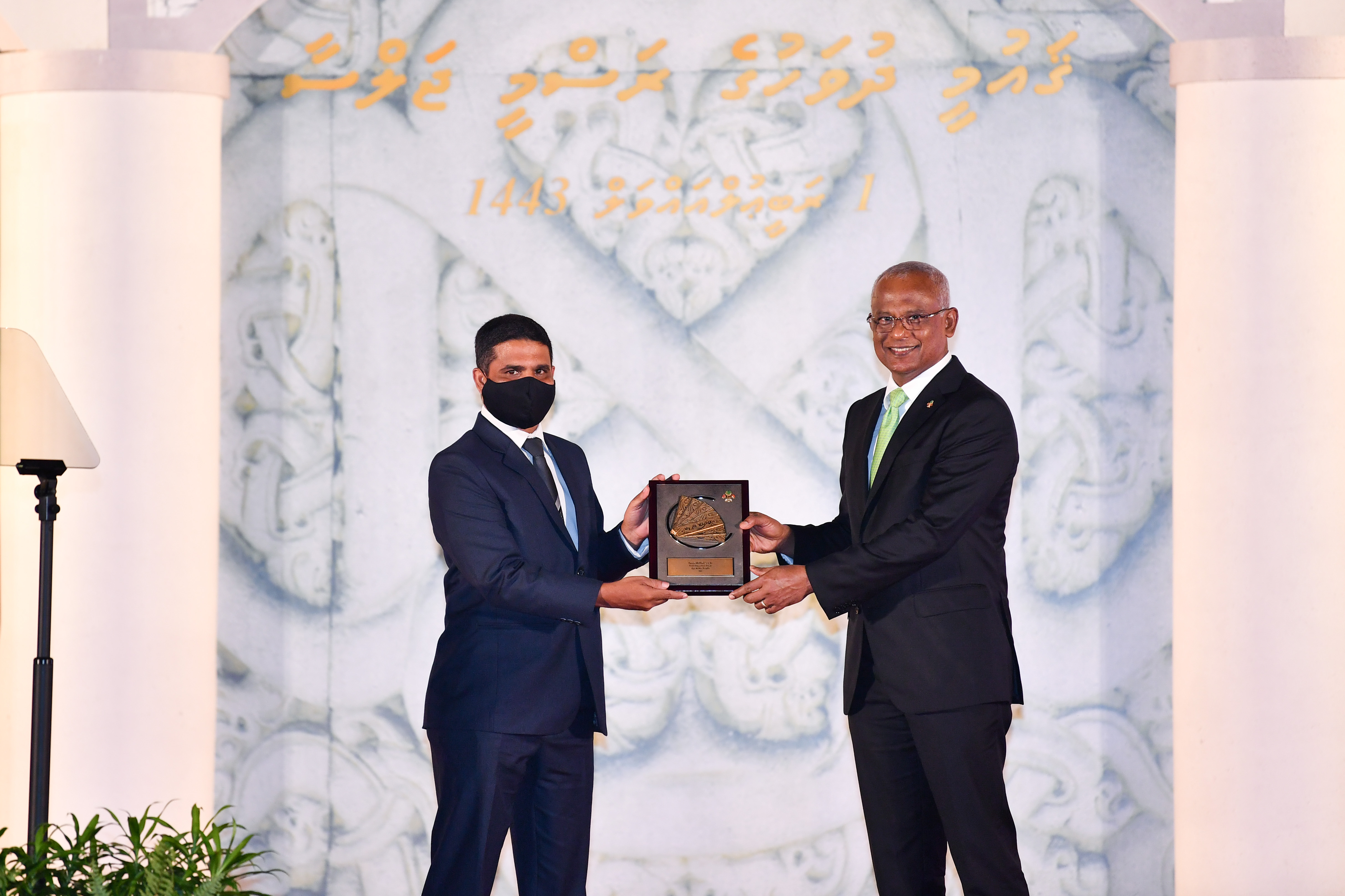 އޮކްޓޯބަރު 6، 2021: ހިތްވަރު ދިނުމުގެ ގައުމީ އިނާމު ލިބިވަޑައިގެންނެވި ބޭފުޅަކަށް ރައީސް އިބްރާހިމް މުހައްމަދު ސޯލިހު އިނާމު ހަވާލުކޮށް ދެއްވަނީ -- ފޮޓޯ: ރައީސް އޮފީސް