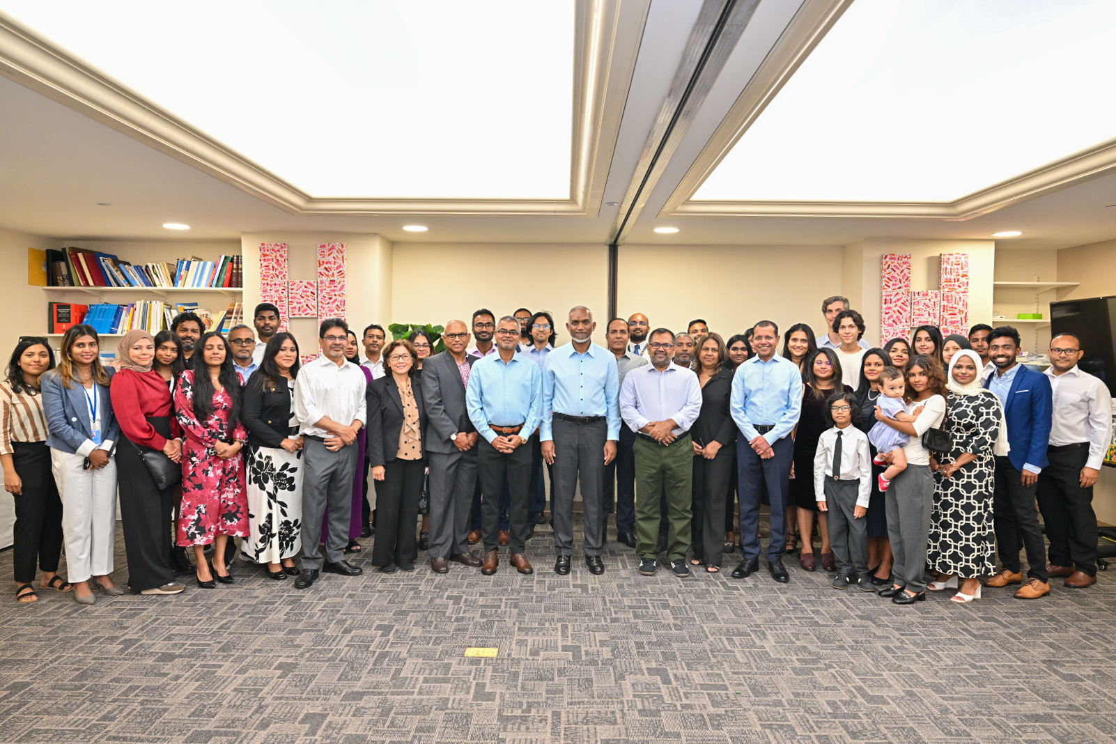 އެމެރިކާގެ ނިއުޔޯކް އަދި ކައިރި ސަރަހައްދުގައި ދިރިއުޅޭ ބައެއް ދިވެހިންނާއެކު "އދ. އަށް ކަނޑައަޅާފައި ހުންނަ ދިވެހިރާއްޖޭގެ ދާއިމީ މިޝަން"ގައި ސެޕްޓެމްބަރު 22، 2024 ގައި ރައީސް ޑރ. މުހައްމަދު މުއިއްޒު ބޭއްވެވި ބައްދަލުވުމުގައި ފޮޓޯއަކަށް ހުއްޓިގެން -- ފޮޓޯ: ރައީސް އޮފީސް