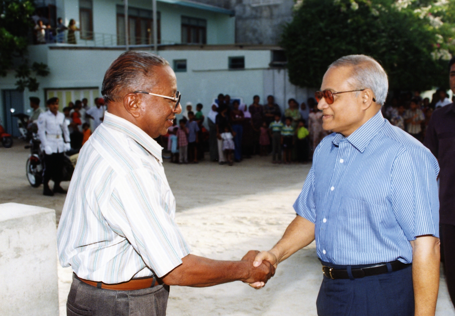 އާޓިފިޝަލް ބީޗް ހުޅުވުމުގެ ރަސްމިއްޔާތުގައި އުމަރު ޒާހިރު (ވ) ރައީސް މައުމޫންއާ ސަލާމްކުރައްވަނީ.