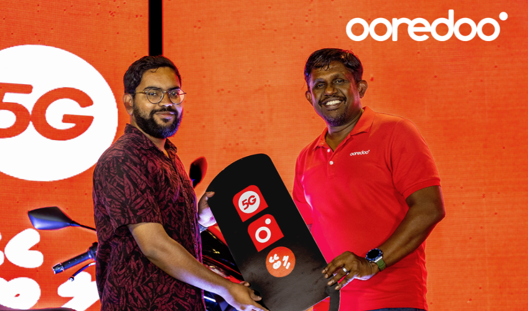 5ޖީ ލިބޭ ކެމްޕެއިންގެ ދަށުން ކޮންމެ ތިން ދުވަހަކުން އަގުހުރި ސައިކަލު ލިބޭ ޕްރޮމޯޝަންގެ 19 ވަނަ ނަސީބުވެރިޔާ، މުހައްމަދު އަޒްމީގެ ސައިކަލު ހަވާލު ކުރުން -- ފޮޓޯ: އުރީދޫ