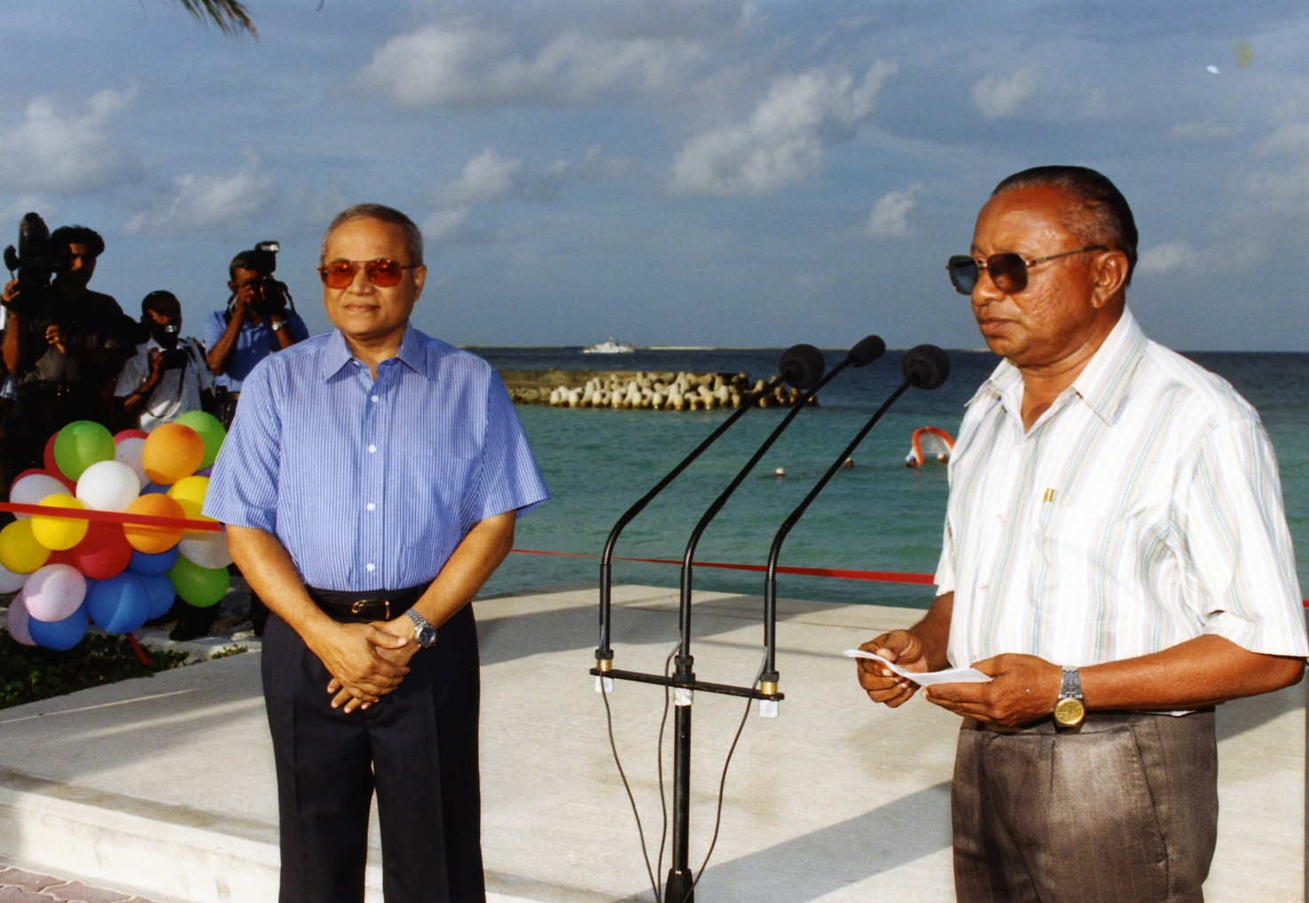 އާޓިފިޝަލް ބީޗު ހުޅުމުގެ ރަސްމިއްޔާތުގައި އުމަރު ޒާހިރު ވާހަކަދައްކަވަނީ.