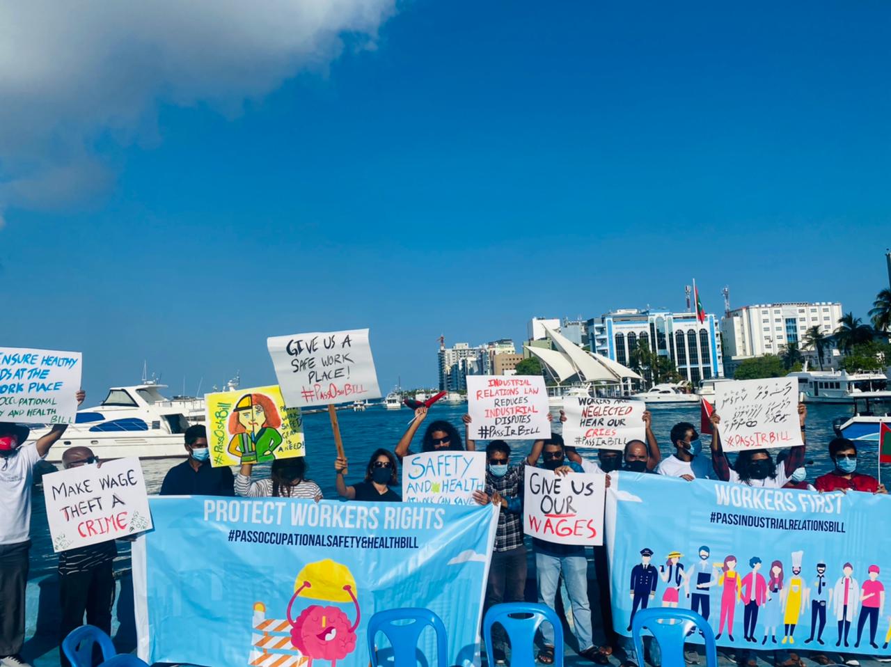 މަސައްކަތްތެރިންގެ ހައްގުގައި މާލޭ އުތުރުފަރާތުން ކަނޑުމަތީގައި މިއަދު ހަވީރު ކުރި ހަޅުތާލުގެ ތެރެއިން- ފޮޓޯ: އެމްއެޗްޕީޔޫ