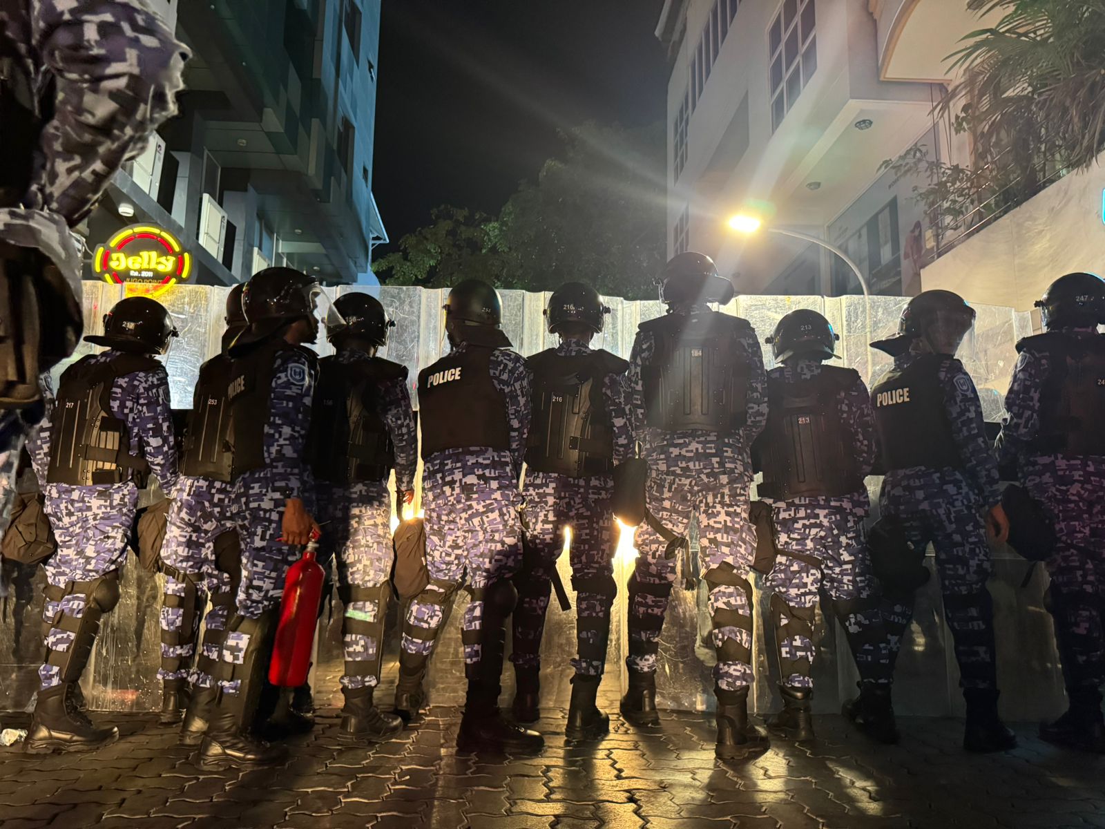 އޮކްޓޯބަރު 3، 2025: ރައީސް މުއިއްޒުގެ އިސްތިއުފާ އަށް ގޮވައި ކުރަމުން ދިޔަ މުޒާހަރާ ހުއްޓުވުމަށް ފުލުހުން ރަޔަޓު ގިޔާރާއެކު މަޖީދީ މަގުގައި ސަފުސަފަށް އެތުރިގެން. -- ފޮޓޯ: ހުސައިން ފިޔާޒު މޫސާ