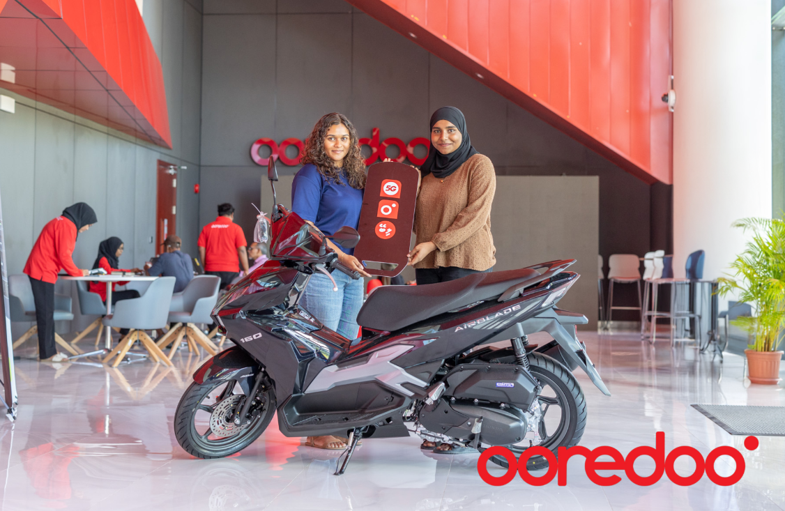5ޖީ ލިބޭ ކެމްޕެއިންގެ ދަށުން ކޮންމެ ތިން ދުވަހަކުން އަގުހުރި ސައިކަލު ލިބޭ ޕްރޮމޯޝަންގެ 13 ވަނަ ނަސީބުވެރިޔާ، ޝަބާނާ އަލީގެ ސައިކަލު ހަވާލު ކުރުން -- ފޮޓޯ: އުރީދޫ
