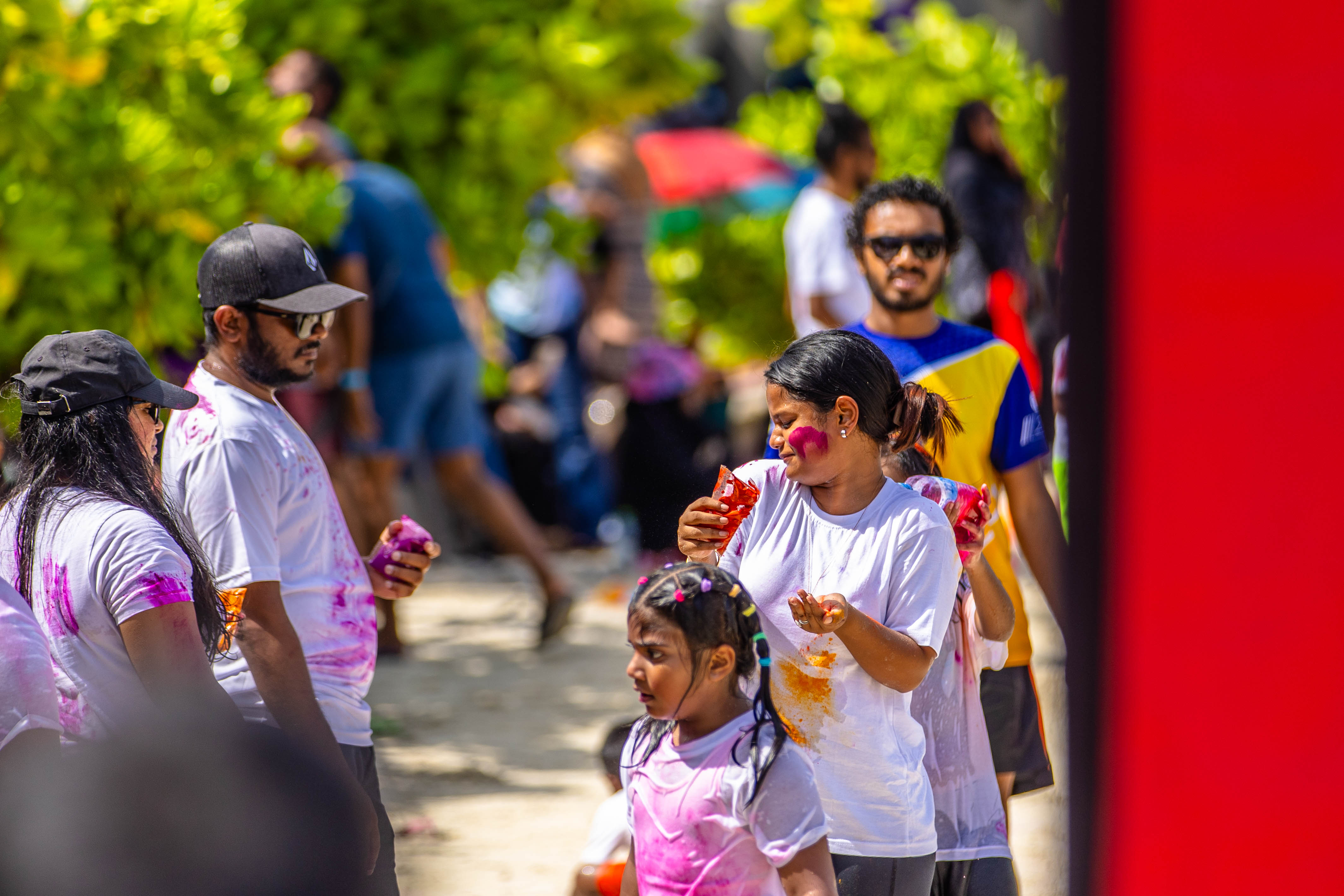 10 އޭޕްރިލް، 2024 - ފިތުރު އީދު ފާހަގަ ކުރުމުގެ ގޮތުން މިއަދު ރަސްފަންނުގައި ކުރިއަށް ގެންދިޔަ ފެން ކުޅީގައި އެކި ފުރައިގެ މީހުން ބައިވެރިވި. ފެން ކުޅުމާއި ކުލަ ޖެހުމުގެ އެ ހަރަކާތް ކުރިއަށް ގެންދިޔައީ ވަރަށް ފޯރީގައި -- ފޮޓޯ: އިޔާދު އަބްދުލްވައްހާބު / އަދަދު