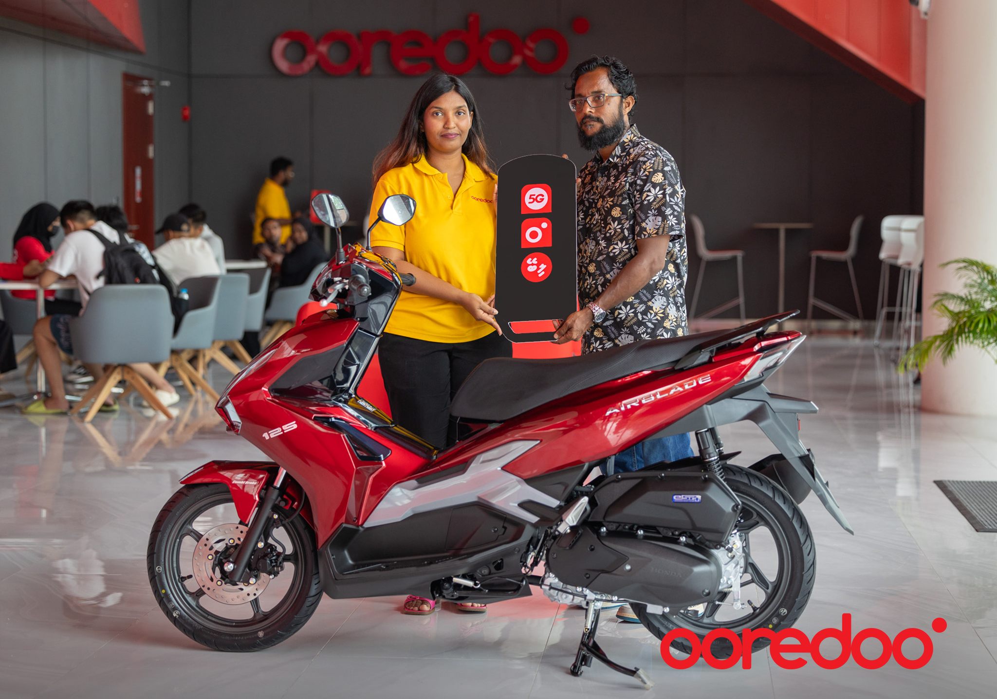 5ޖީ ލިބޭ ކެމްޕެއިންގެ ދަށުން ކޮންމެ ތިން ދުވަހަކުން އަގުހުރި ސައިކަލު ލިބޭ ޕްރޮމޯޝަންގެ 5 ވަނަ ނަސީބުވެރިޔާ، އަހުމަދު ޝިމާޒްގެ ސައިކަލު ހަވާލު ކުރުން -- ފޮޓޯ: އުރީދޫ