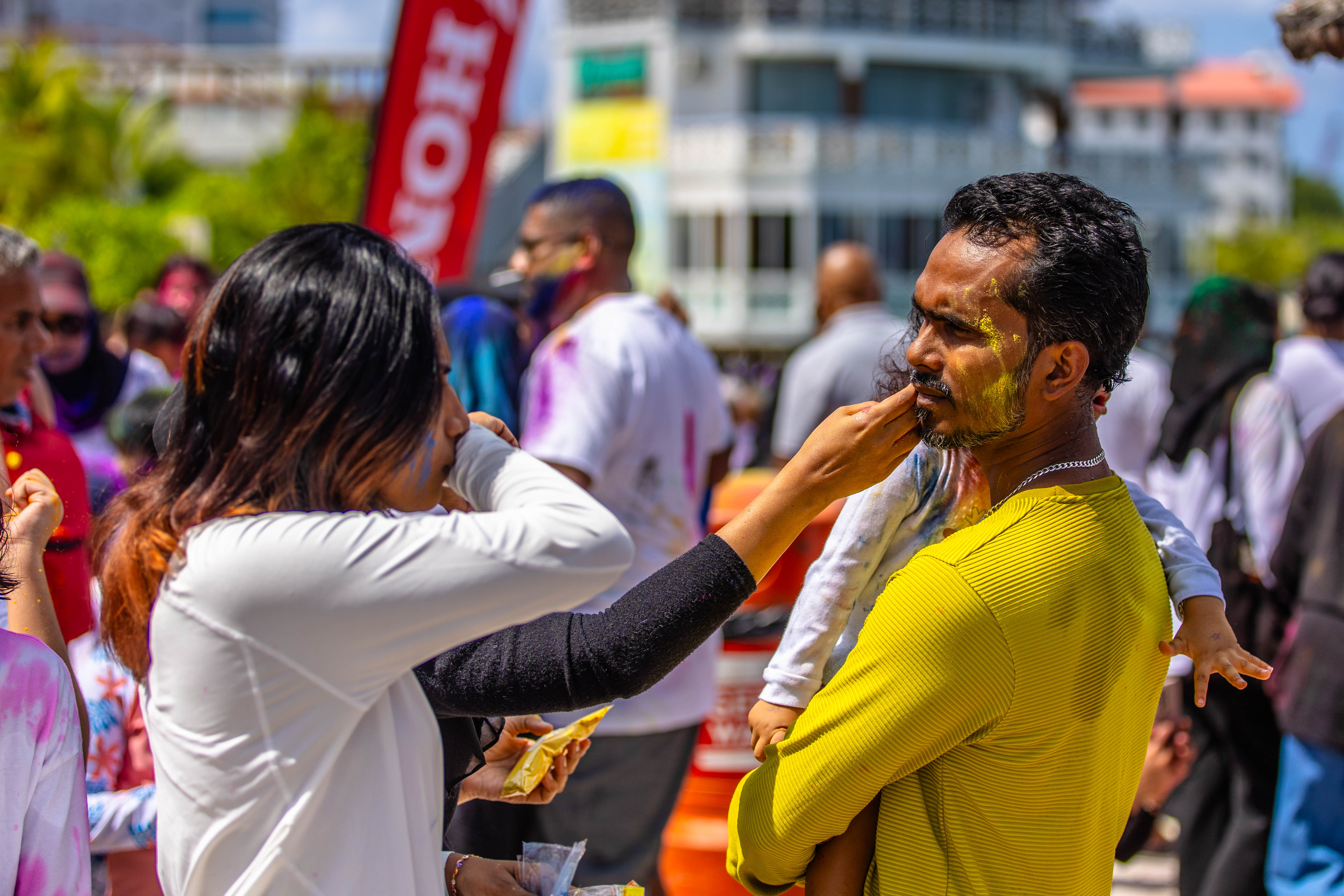 10 އޭޕްރިލް، 2024 - ފިތުރު އީދު ފާހަގަ ކުރުމުގެ ގޮތުން މިއަދު މާލޭގައި މާލެ ސިޓީ ކައުންސިލުން އިންތިޒާމުކުރި ފެން ކުޅީގައި ތުއްތު ކުއްޖަކު ގޮވައިގެން ބެލެނިވެރިން ބައިވެރިވަނީ. ފެން ކުޅި ކުރިއަށް ގެންދިޔައީ އާއިލީ ހަރަކާތެއްގެ ގޮތުގައި -- ފޮޓޯ: އިޔާދު އަބްދުލްވައްހާބު / އަދަދު