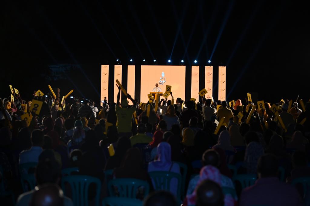 ޑިސެމްބަރު 26، 2023 - ހޮނިހިރު ދުވަހު ބާއްވާ އެމްޑީޕީގެ ރިޔާސީ ޕްރައިމަރީގައި ވާދަ ކުރައްވާ ރައީސުލްޖުމްހޫރިއްޔާ އިބްރާހިމް މުހައްމަދު ސޯލިހުގެ ކެމްޕެއިން ނިންމުމަށް އައްޑޫގައި ބޭއްވި ޖަލްސާ އެ މަނިކުފާނު ވާހަކަ ދައްކަވަނީ --- ފޮޓޯ؛ ރައީސް ސޯލިހުގެ ކެމްޕެއިން ޓީމް