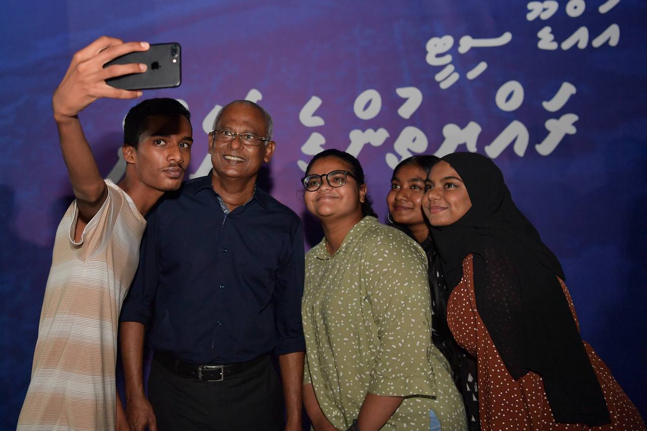 އައްޑޫ ސިޓީ އަދި ފުވައްމުލައް ސިޓީއަށް ރައީސް އިބްރާހިމް މުހައްމަދު ސޯލިހު ނިމިދިޔަ ހަފުތާގެ ބަންދުގައި ވަނީ ރަސްމީ ދަތުރުފުޅެއް ކުރައްވާފަ އެވެ. މި ދަތުރުފުޅުގައި އެންމެ ފާހަގަކޮށްލެވޭ ހަރަކާތަކަށް އޮތީ, ދެ ސިޓީގެ ރައްޔިތުންނަށް ރައީސް ދެއްވި މާހެފުމެވެ. އެ މާހެފުމުގައި ގިނަ ރައްޔިތުންތަކެއް ބައިވެރިވިއިރު ރައީސް ވަނީ ދެ ސިޓީގެ ތަރައްގީއަށް ކުރައްވާނެ ގިނަ މަޝްރޫއުތަކެއް އިއުލާން ކުރައްވާފަ އެވެ. އަދި އޭގެ ފަހުން ވަކިވަކިން ކޮންމެ މޭޒެއް ކައިރިއަށް ވަޑައިގެން އެތަނަށް ދިޔަ ރައްޔިތުންނާ ގާތުން ބައްދަލުކުރައްވާފަ އެވެ. ރައްޔިތުންނާއެކު ގިނަ ވަގުތުތަކެއް ރައީސް ހޭދަކުރެއްވިއިރު, އެމީހުންގެ ޝަކުވާ އާއި ކަންބޮޑުވުންތައް އަަދި ހިޔާލުތައް ހޯއްދެވި އެވެ. ރައީސްއާއެކު ކުރެވުނު އެ ބައްދަލުވުންވީ އެތަނަށް ދިޔަ ކޮންމެ ރައްޔިތަކަށް ވެސް ހާއްސަވި ބައްދަލުވުމަކަށެވެ. - ފޮޓޯ: މުންޝިދު / ރައީސް އޮފީސް 