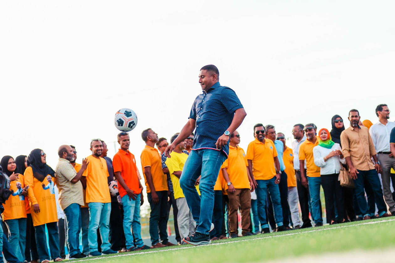 ޖުލައި 30، 2023: ދޫޑިގަން އަވަށުގެ ފުޓްބޯޅަ ދަނޑު ހުޅުވުމުގެ ރަސްމިއްޔާތުގައި ސްޕޯޓް މިނިސްޓަރު އަހުމަދު މަހުލޫފު ބޯޅަ ޖައްސަވަން ތައްޔާރު ވަނީ -- ފޮޓޯ: މިރާޝް ނާޝިމް/ އަދަދު