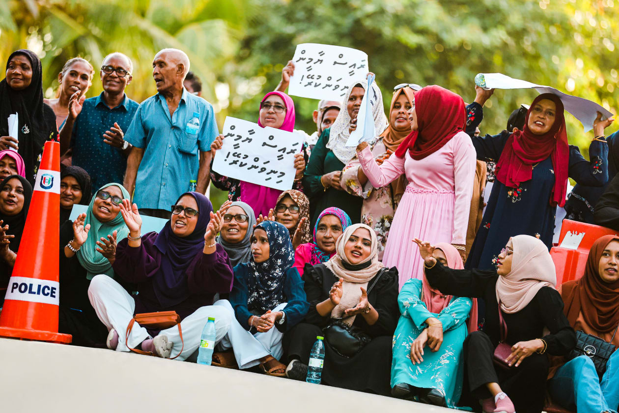 ޖުލައި 30، 2023:ފުވައްމުލަކު ޕީޕީއެމްގެ ސަޕޯޓަރުން، 11 އަހަރުގެ ޖަލު ހުކުމެއް އިއްވާފައިވާ އެ ޕާޓީގެ ރިޔާސީ ކެންޑިޑޭޓު ކުރީގެ ރައީސް އަބްދުﷲ ޔާމީން މިނިވަން ކުރަން ގޮވާލަނީ. -- ފޮޓޯ: މިރާޝް ނާޝިމް/ އަދަދު