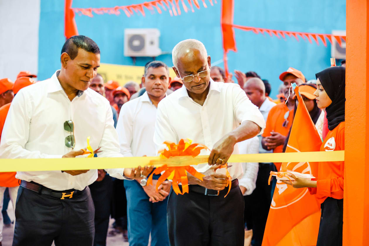 ޖުލައި 30، 2023: ފުވައްމުލަކުގައި ހަދާފައިވާ އެމްޑީއޭގެ ޖަގަހަ ރައީސް ސޯލިހާއި އެ ޕާޓީގެ ލީޑަރު އަހުމަދު ސިޔާމް މުހައްމަދު ހުޅުވައި ދެއްވަނީ -- ފޮޓޯ: މިރާޝް ނާޝިމް/ އަދަދު