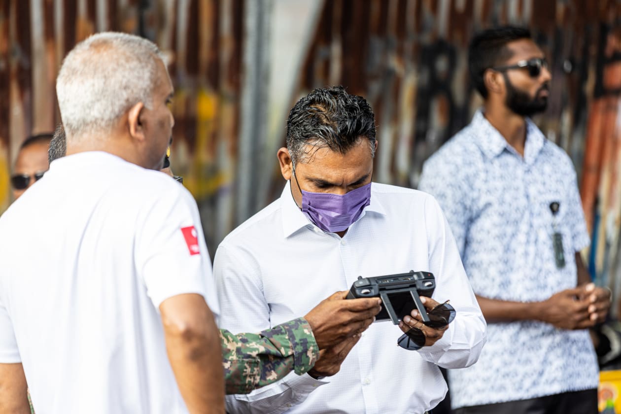 ޖެނުއަރީ 9، 2022 - ނީލަން ފިހާރަތައް ހުންނަ ސަރަހައްދުގައި ނައިބު ރައީސް ފައިސަލް ނަސީމް ހަރަކާތްތެރިވެވަޑައިގަންނަވަނީ. އެމަނިކުފާނު ވަނީ އަލިފާން ނިއްވުމުގެ މަސައްކަތްތައް ގާތުން ބައްލަވާފައި. --- ފޮޓޯ: އަބްދުﷲ އިޔާން/ އަދަދު