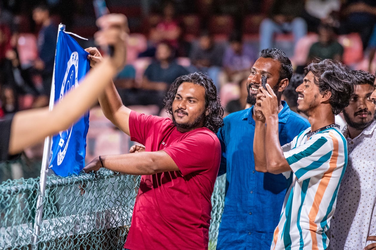 މާލެ، 24 ޖުލައި 2022: އީ 2018 ވަނަ އަހަރުގެ އޮކްޓޫބަރު މަހުގެ 30 ގެ ފަހުން ވިކްޓަރީ އާއި ނިއު ރޭޑިއަންޓުން ރަސްމީ މެޗެއްގައި ވާދަކުރި ފުރަތަމަ ފަހަރު: ސަސްޕެންޝަނަކަށް ފަހު ދެ ޓީމުން ފުޓްބޯޅަ އަށް އެނބުރި އައިސް މި ފަހަރުގެ ދެ ވަނަ ޑިވިޝަނުގައި ކުޅޭއިރު، މި ދެ ޓީމުގެ މެޗު ވައިގައި ހިފީ "ރަސްވާދަ ނަމުން: ނިއު އިން ވަނީ ވިކްޓަރީގެ މައްޗަށް 4-1 އިން ކުރިހޯދާފައި: ނިއުގެ ގިނަ ސަޕޯޓަރުންތަކެއް މިރޭގެ މެޗު ބަލަން ދަނޑަށް އައި-- ފޮޓޯ: އިމޭޖަސް.އެމްވީ