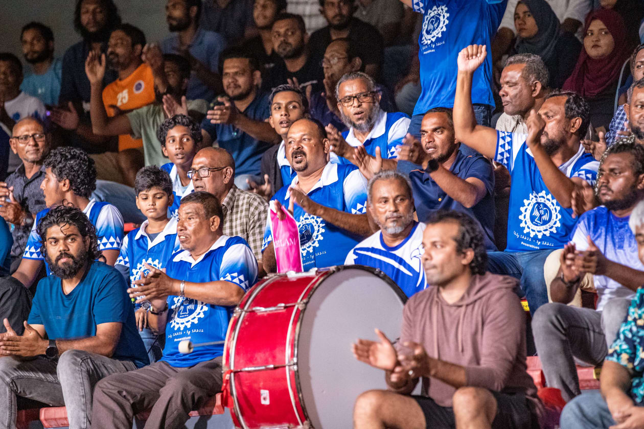 މާލެ، 24 ޖުލައި 2022: އީ 2018 ވަނަ އަހަރުގެ އޮކްޓޫބަރު މަހުގެ 30 ގެ ފަހުން ވިކްޓަރީ އާއި ނިއު ރޭޑިއަންޓުން ރަސްމީ މެޗެއްގައި ވާދަކުރި ފުރަތަމަ ފަހަރު: ސަސްޕެންޝަނަކަށް ފަހު ދެ ޓީމުން ފުޓްބޯޅަ އަށް އެނބުރި އައިސް މި ފަހަރުގެ ދެ ވަނަ ޑިވިޝަނުގައި ކުޅޭއިރު، މި ދެ ޓީމުގެ މެޗު ވައިގައި ހިފީ "ރަސްވާދަ ނަމުން: ނިއު އިން ވަނީ ވިކްޓަރީގެ މައްޗަށް 4-1 އިން ކުރިހޯދާފައި: ނިއުގެ ގިނަ ސަޕޯޓަރުންތަކެއް މިރޭގެ މެޗު ބަލަން ދަނޑަށް އައި-- ފޮޓޯ: އިމޭޖަސް.އެމްވީ