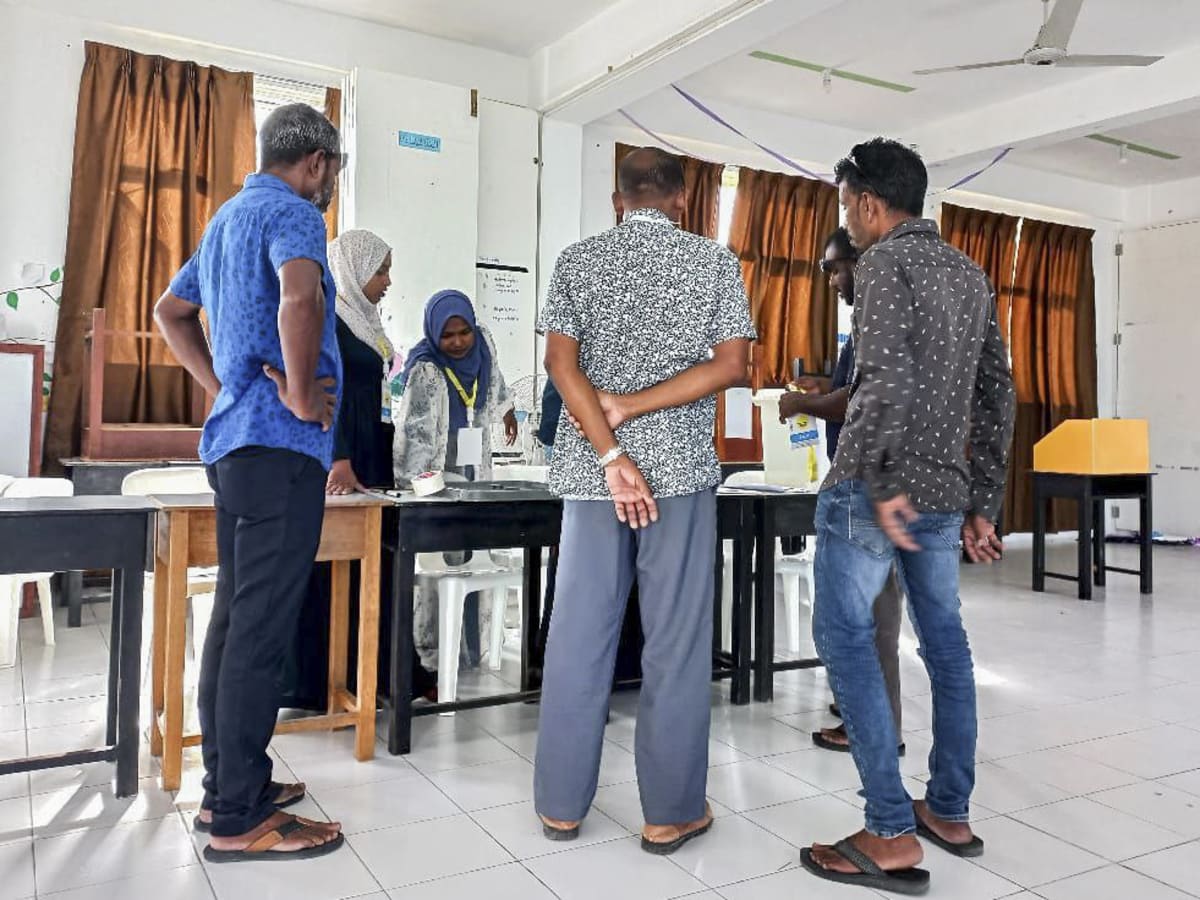 މެއި 14، 2022: ގދ. ގައްދޫގައި ވޯޓުލުމުގެ ކަންކަން ކުރިއަށްދަނީ. އިކޮނޮމިކް މިނިސްޓަރު ފައްޔާޒު އިސްމާއިލާއި ރައްޔިތުންގެ މަޖިލީހުގެ މާފަންނު އުތުރު ދާއިރާގެ މެމްބަރު އިމްތިޔާޒު ފަހުމީ ވާދަކުރައްވާ މި އިންތިހާބު ފާހަގަވަނީ އެމްޑީޕީގެ ކުރިމަގު ކަނޑައަޅާ ވޯޓެއްގެ ގޮތުގައި --- ފޮޓޯ: މުހައްމަދު ޝާބިން/އަދަދު