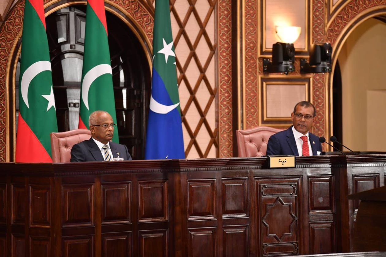ރައްޔިތުންގެ މަޖިލިސް މި އަހަރަށް ހުޅުވުމުގެ ގޮތުން ބޭއްވި ޖަލްސާ: މިއަދުގެ ޖަލްސާގައި ގާނޫނުއަސާސީން ރައީސަށް ލާޒިމް ކުރާ ރިޔާސީ ބަޔާން ވަނީ އިއްވަވާފައި --- ފޮޓޯ؛ ރައީސް އޮފީސް