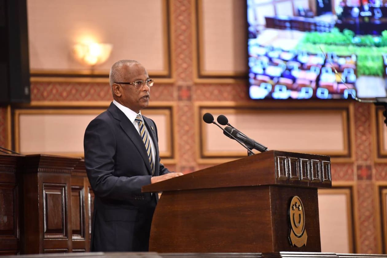 ރައްޔިތުންގެ މަޖިލިސް މި އަހަރަށް ހުޅުވުމުގެ ގޮތުން ބޭއްވި ޖަލްސާ: މިއަދުގެ ޖަލްސާގައި ގާނޫނުއަސާސީން ރައީސަށް ލާޒިމް ކުރާ ރިޔާސީ ބަޔާން ވަނީ އިއްވަވާފައި --- ފޮޓޯ؛ ރައީސް އޮފީސް