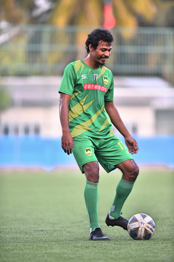 ރ. އަލިފުށި: ދިވެހިރާއްޖެ: ރާއްޖޭގެ އެންމެ ޝަރަފްވެރި ފުޓްބޯޅަ މުބާރާތުގެ ފައިނަލްގައި ވެލެންސިއާ އާއި މާޒިޔާ ކުރިމަތިލާ މެޗު އޮންނާނީ މާދަމާ ހަވީރު އަލިފުށީ ދަނޑުގައި. މެޗަށް ތައްޔާރުވުމުގެ ގޮތުން ވެލެންސިއާ އާއި މާޒިޔާ އިން ވަނީ އިއްޔެ އަލިފުށީ ޓާފް ދަނޑުގައި ޕްރެކްޓިސް ފަށާފައި: މާޒިޔާގެ ޑިފެންޑަރު ސަމޫހު އަލީ (ސަމުއްޓެ) ބޯޅަ ފޮނުވާލަނީ.-- ފޮޓޯ: އަދަދު
