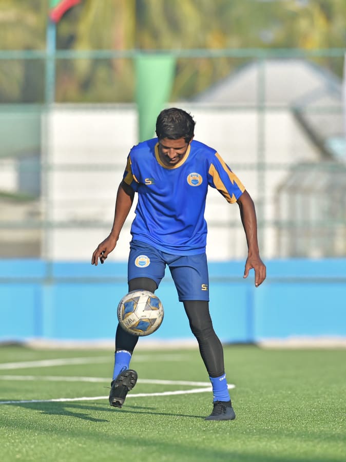 ރ. އަލިފުށި: ދިވެހިރާއްޖެ: ރާއްޖޭގެ އެންމެ ޝަރަފްވެރި ފުޓްބޯޅަ މުބާރާތުގެ ފައިނަލްގައި ވެލެންސިއާ އާއި މާޒިޔާ ކުރިމަތިލާ މެޗު އޮންނާނީ މާދަމާ ހަވީރު އަލިފުށީ ދަނޑުގައި. މެޗަށް ތައްޔާރުވުމުގެ ގޮތުން ވެލެންސިއާ އާއި މާޒިޔާ އިން ވަނީ އިއްޔެ އަލިފުށީ ޓާފް ދަނޑުގައި ޕްރެކްޓިސް ފަށާފައި: ވެލެންސިއާގެ މިދުހަތު ބޯޅަ ހިފައިގެން-- ފޮޓޯ: އަދަދު