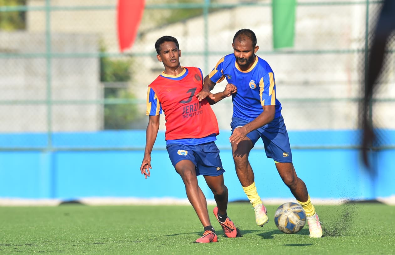 ރ. އަލިފުށި: ދިވެހިރާއްޖެ: ރާއްޖޭގެ އެންމެ ޝަރަފްވެރި ފުޓްބޯޅަ މުބާރާތުގެ ފައިނަލްގައި ވެލެންސިއާ އާއި މާޒިޔާ ކުރިމަތިލާ މެޗު އޮންނާނީ މާދަމާ ހަވީރު އަލިފުށީ ދަނޑުގައި. މެޗަށް ތައްޔާރުވުމުގެ ގޮތުން ވެލެންސިއާ އާއި މާޒިޔާ އިން ވަނީ އިއްޔެ އަލިފުށީ ޓާފް ދަނޑުގައި ޕްރެކްޓިސް ފަށާފައި: ވެލެންސިއާގެ އަސްހަދު އިއްޔެގެ ޕްރެކްޓިހުގެ ތެރެއިން.-- ފޮޓޯ: އަދަދު