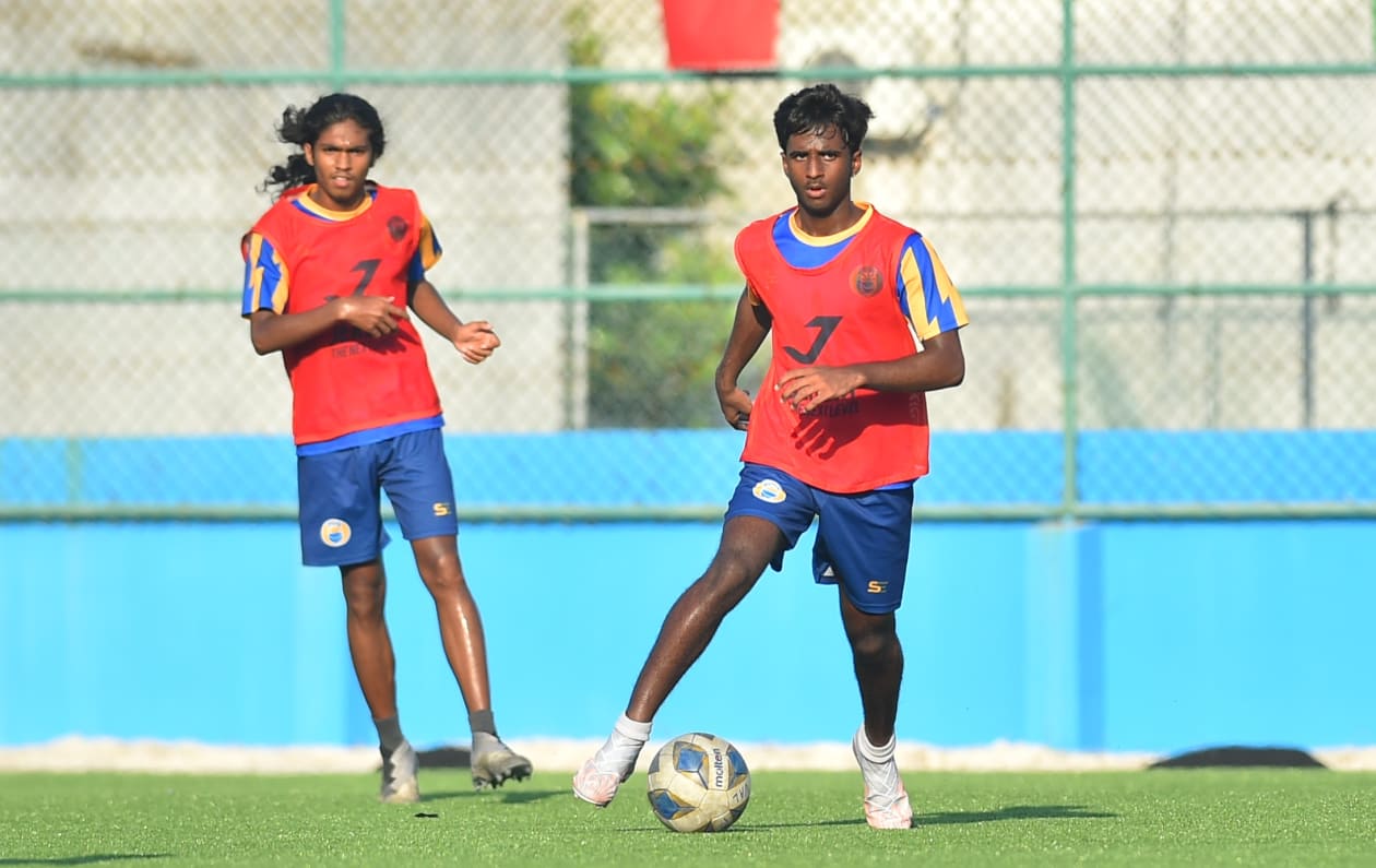 ރ. އަލިފުށި: ދިވެހިރާއްޖެ: ރާއްޖޭގެ އެންމެ ޝަރަފްވެރި ފުޓްބޯޅަ މުބާރާތުގެ ފައިނަލްގައި ވެލެންސިއާ އާއި މާޒިޔާ ކުރިމަތިލާ މެޗު އޮންނާނީ މާދަމާ ހަވީރު އަލިފުށީ ދަނޑުގައި. މެޗަށް ތައްޔާރުވުމުގެ ގޮތުން ވެލެންސިއާ އާއި މާޒިޔާ އިން ވަނީ އިއްޔެ އަލިފުށީ ޓާފް ދަނޑުގައި ޕްރެކްޓިސް ފަށާފައި: ވެލެންސިއާގެ ޕްރެކްޓިހުގެ ތެރެއިން.-- ފޮޓޯ: އަދަދު