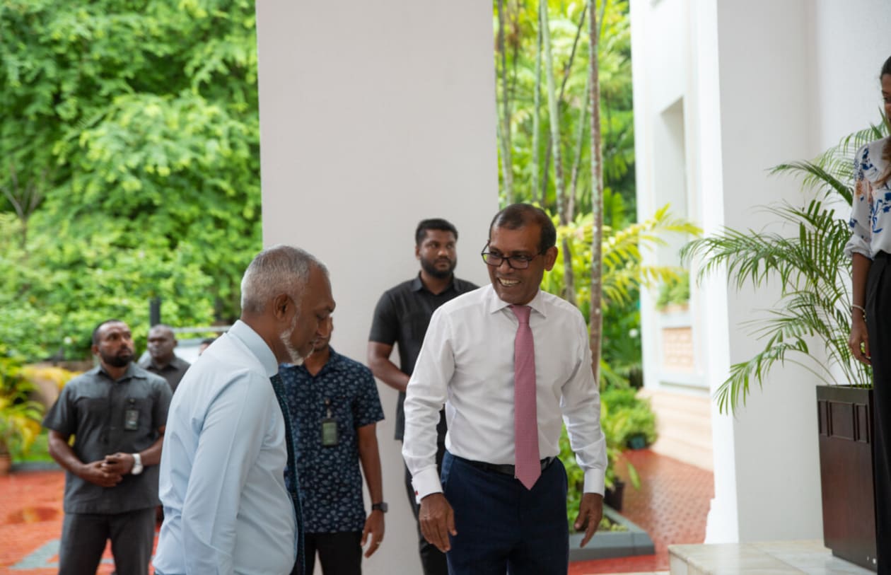 އޮކްޓޫބަރ 3، 2023 -ހޮނިހިރު ދުވަހު ބޭއްވި ރިޔާސީ އިންތިހާބުގެ ދެ ވަނަ ބުރުގައި ވާދަކުރައްވައި ރައީސުލްޖުމްހޫރިއްޔާ އިބްރާހިމް މުހައްމަދު ސޯލިހުގެ މައްޗަށް ކުރި ހޯއްދެވި ޑރ. މުއިއްޒު އާއި ރައްޔިތުންގެ މަޖިލީހުގެ ރައީސް މުހައްމަދު ނަޝީދު މިއަދު ވަނީ ބައްދަލުކުރައްވައިފަ އެވެ.-- ފޮޓޯ: މަޖިލިސް