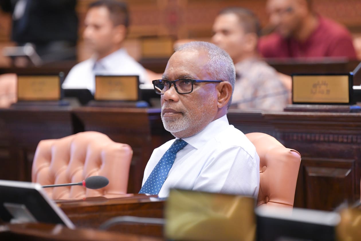 މެއި 26، 2024 - މަޖިލީހަށް އަލަށް އިންތިހާބުވި މެންބަރުންނަށް ހާއްސަކޮށްގެން ބޭއްވި އިންޑަކްޝަން ޕްރޮގްރާމްގެ ތެރެއިން: އަންގާރަ ދުވަހު ހުވާކުރާ 20 ވަނަ ރައްޔިތުންގެ މަޖިލީހުގެ ރައީސްކަމަށް ޕީއެންސީގެ ފަރާތުން ވާދަކުރުމަށް ނިންމާފައި ވަނީ އެ ޕާޓީގެ ޓިކެޓުގައި ލ. ފޮނަދޫ ދާއިރާގެ މަޖިލިސް ގޮނޑި ކާމިޔާބު ކުރެއްވި އަބްދުއްރަހީމް އަބްދުﷲ.  -- ފޮޓޯ: ރައްޔިތުންގެ މަޖިލިސް