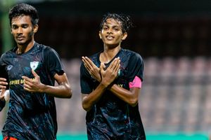 ގްރީން ސްޓްރީޓްސް ކަޓުވާލައި އީގަލްސް ސެމީ އަށް 