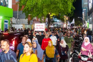 މުޒާހަރާގެ ބައިވެރިން މުއިއްޒުގެ އިސްތިއުފާއަށް ގޮވަނީ