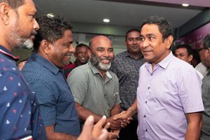"ޝަރީއަތް ލަސްކުރަނީ ސަރުކާރުގެ މަތީ ފަޑިން އަތް ބާނައިގެން"