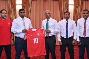 ފޯ ނޭޝަންސް ކަޕް ވޮލީބޯޅަ މުބާރާތުގެ ޖޯޒީ ރައީސަށް