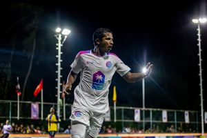 ރޯޔަލް ނައިޓް އާއި ލަކުޑި އަށް މޮޅެއް 