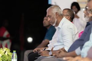 "މުއިއްޒު މަސައްކަތް ކުރަނީ އެޗްއާރުސީއެމްގެ ބާރު ކަނޑުވާލަން"