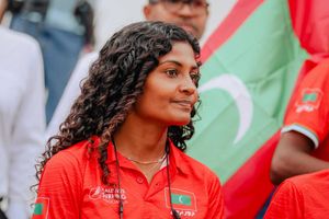 އަންހެން ސާފިންގައި އާޔާ ފަހަތަށް ޖައްސައިނުލެވުނު