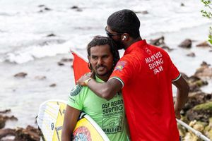 ކުއާޓާ އިން އައްމަޑޭ، ހޫދު، ސްމައިލީ ޖާގަ ހޯދައިފި
