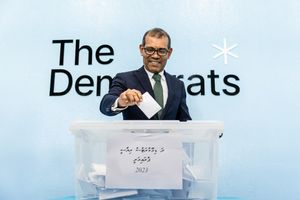 ރިޔާސީ ޕްރައިމެރީގެ ފޮށިތައް ބަންދުކޮށް ވޯޓު ގުނަން ފަށައިފި 