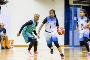 ކުއީންސް އާއި ސައިކްލޯން އަންހެން ޑިވިޝަންގެ ފައިނަލަށް