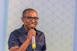 ޑިމޮކްރެޓްސް ދަފުތަރުގައި ޖެހުމުން މައިނޯރިޓީ ލީޑަރަކަށް އާޒިމް