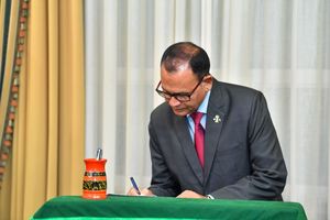 އާދަމް ޝަރީފަށް ރުހުން ދޭން ޖެހޭ ސަބަބެއް ނުފެނޭ: ފައްޔާޒު