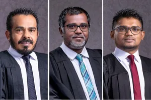 ހައި ކޯޓުގެ އިސްފަނޑިޔާރަކަށް ތިން ބޭފުޅަކު ކުރިމަތިލައްވައިފި